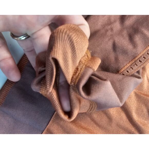 Allyson Felix x athleta M (?) Rose gold ribbed long sleeve crop top thumb holes - Picture 6 of 9